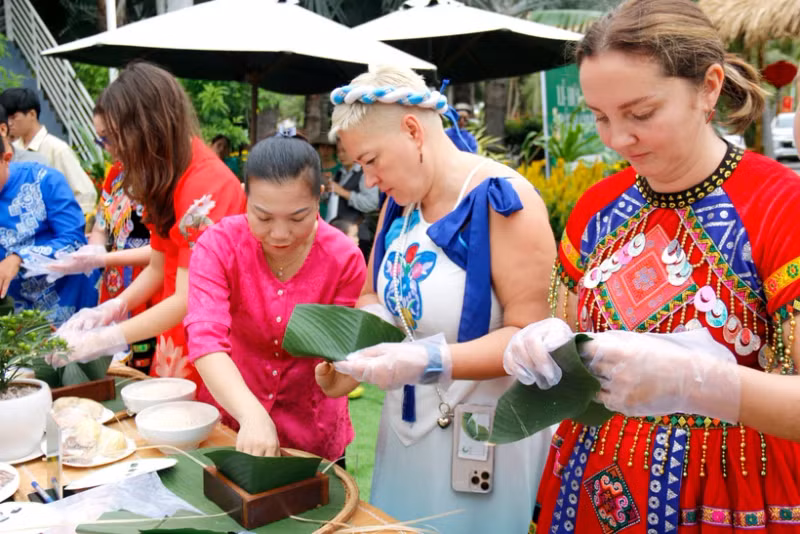 Foreign tourists explore Vietnam’s Tet traditions through Chung cake festival (Photo: VNA)