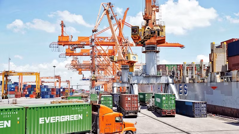 Loading import and export goods at Hai Phong Port. (Photo: DANG ANH)