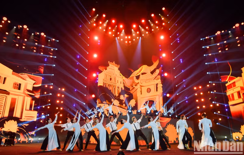 Singer Do Hoang Hiep and the choir open the programme with the song 'Nguoi Ha Noi' (Hanoians).