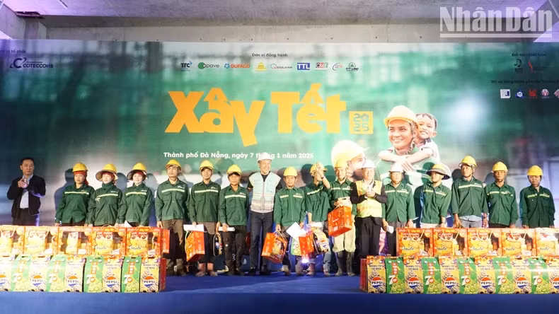 Giving Tet gifts to workers at the construction site.