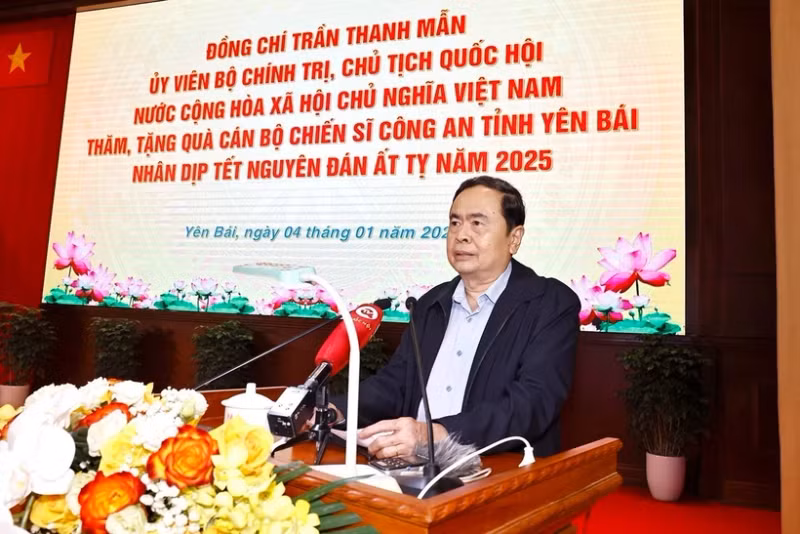National Assembly Chairman Tran Thanh Man speaks while meeting local police officers in Yen Bai province on January 4. (Photo: VNA)