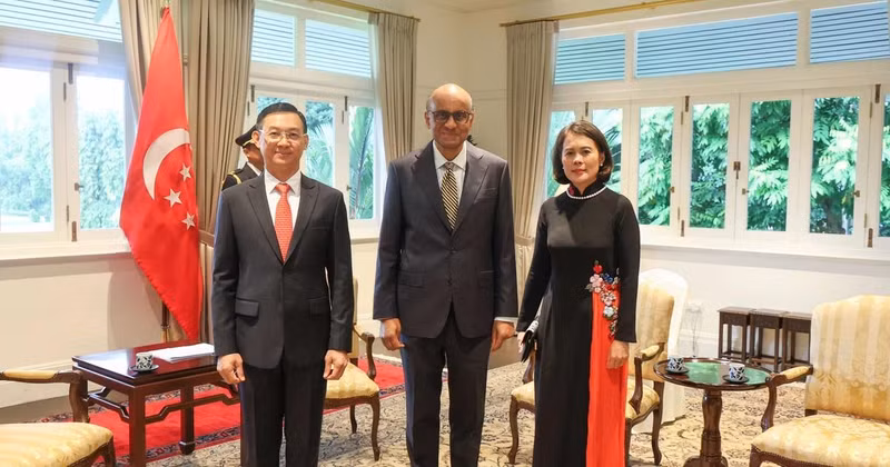 Newly-appointed Vietnamese Ambassador to Singapore Tran Phuoc Anh (L) and his spouse take a photo with Singaporean President Tharman Shanmugaratnam. (Photo: VNA)