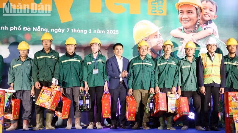 Tet gifts presented to workers at the Da Nang construction site.