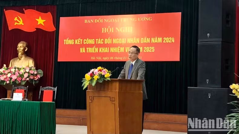Le Hoai Trung delivered a speech directing the conference. Le Hoai Trung delivered a speech directing the conference.