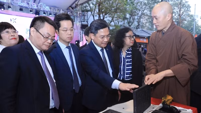 Delegates learn about traditional printing techniques at Spring Book Street.