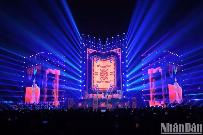 The medley 'Hong Hong Tuyet Tuyet - Mot thoang Tay Ho' was performed with musical stylizations, combined with lighting effects that impressed the audience. The captivating voice of singer Kieu Anh in a moment depicted an old Hanoi, full of heritage.