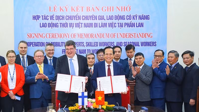 Minister of Labour, Invalids and Social Affairs Dao Ngoc Dung and Minister of Economic Affairs and Employment of Finland Arto Olavi Satonen at the signing ceremony. (Photo: Molisa)