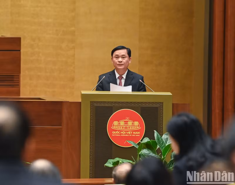 Deputy Head of the Central Economic Commission Thai Thanh Quy presents a summary report at the conference. Deputy Head of the Central Economic Commission Thai Thanh Quy presents a summary report at the conference.