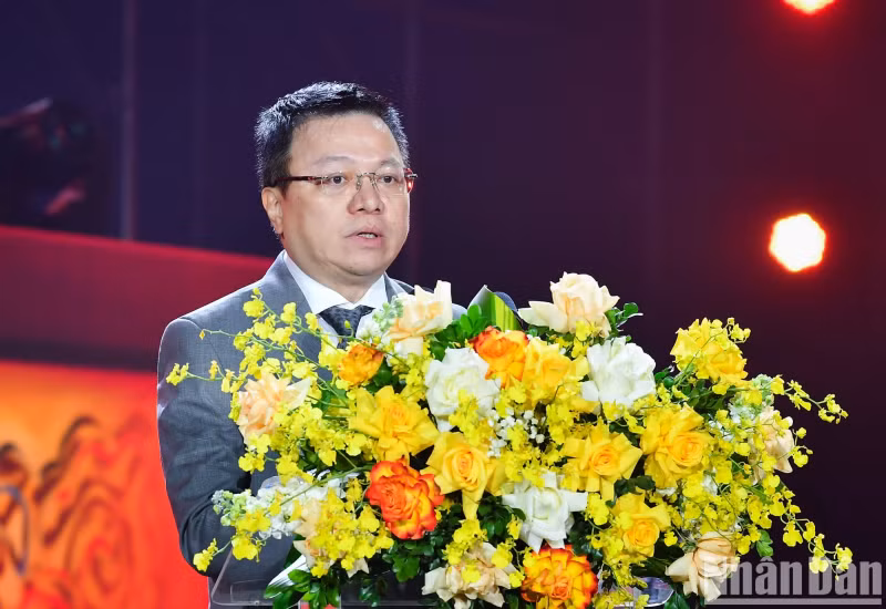 Le Quoc Minh, Member of the Party Central Committee (PCC), Editor-in-Chief of Nhan Dan (People) Newspaper, Deputy Head of the PCC Commission for Communication and Education, and Chairman of the Vietnam Journalists’ Association, speaks at the 'Light Concert - Welcome New Year 2025'.