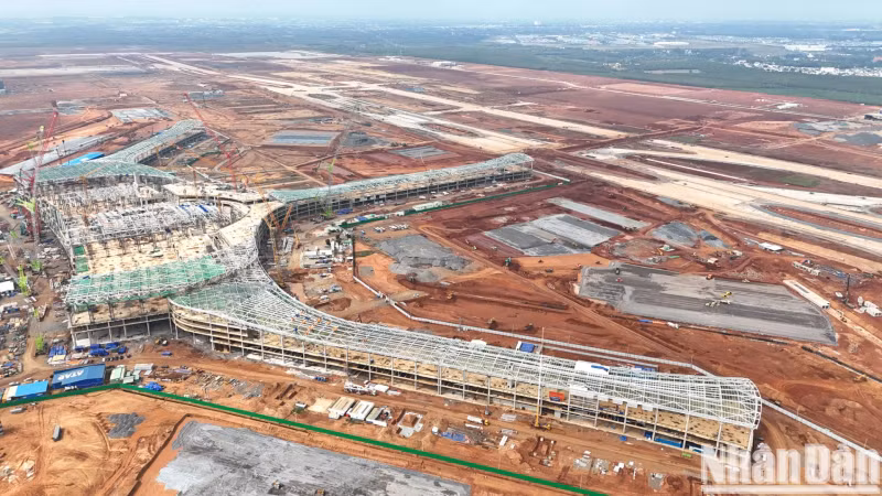 At bid package 5.10, construction and installation of equipment for the Long Thanh Airport passenger terminal, all reinforced concrete work for underground floors, 1F, 2F, 3F, 4F, has been completed. Compared to the plan, the construction of brick walls 1F has reached 80% in the central area and 20% in the auxiliary area. Deploying the construction of the telescopic bridge foundation.