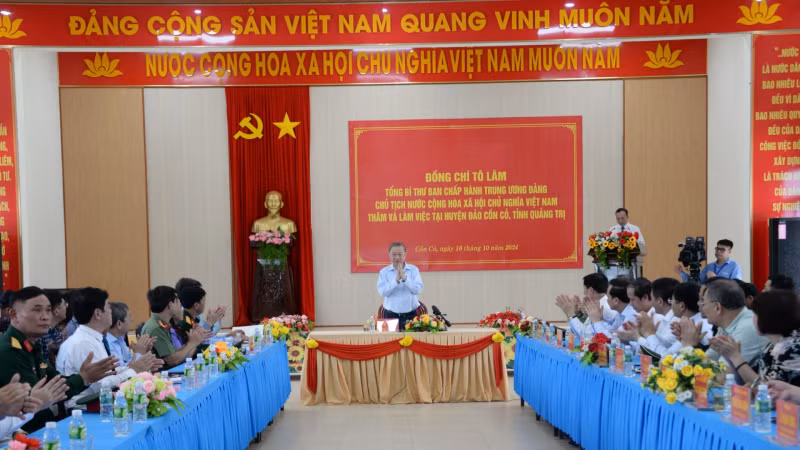 General Secretary and President To Lam meets with cadres and soldiers of Con Co Island.