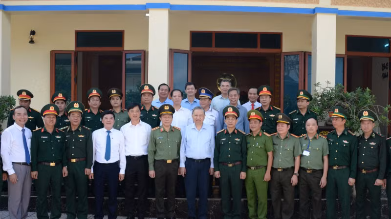 General Secretary and President To Lam and leaders of ministries, departments and branches with cadres and soldiers of Con Co Island District.