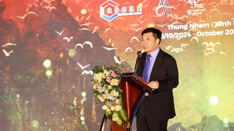 Nguyen Manh Cuong, Director of the Department of Culture and Sports of Ninh Binh Province, speaks at the programme.