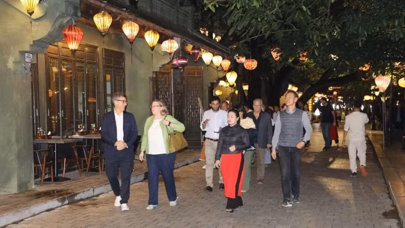 Visiting and experiencing Hoa Lu ancient town, the delegates admired the unique traditional architecture and space, with tiled roof houses, wooden pillars, and colourful lantern decorations. Visiting and experiencing Hoa Lu ancient town, the delegates admired the unique traditional architecture and space, with tiled roof houses, wooden pillars, and colourful lantern decorations.