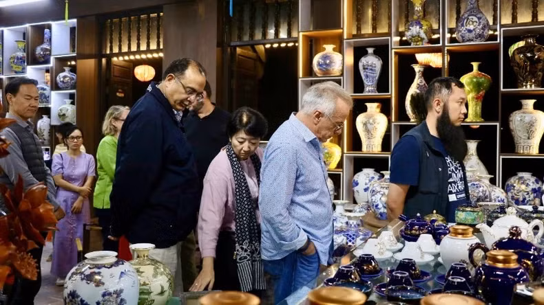This space also brings harmony between the past and the present, with booths displaying handicraft products from famous craft villages, such as Bo Bat pottery, which left a special impression on the delegates with the unique patterns and images of Ninh Binh's mountains and rivers on each product. This space also brings harmony between the past and the present, with booths displaying handicraft products from famous craft villages, such as Bo Bat pottery, which left a special impression on the delegates with the unique patterns and images of Ninh Binh's mountains and rivers on each product.