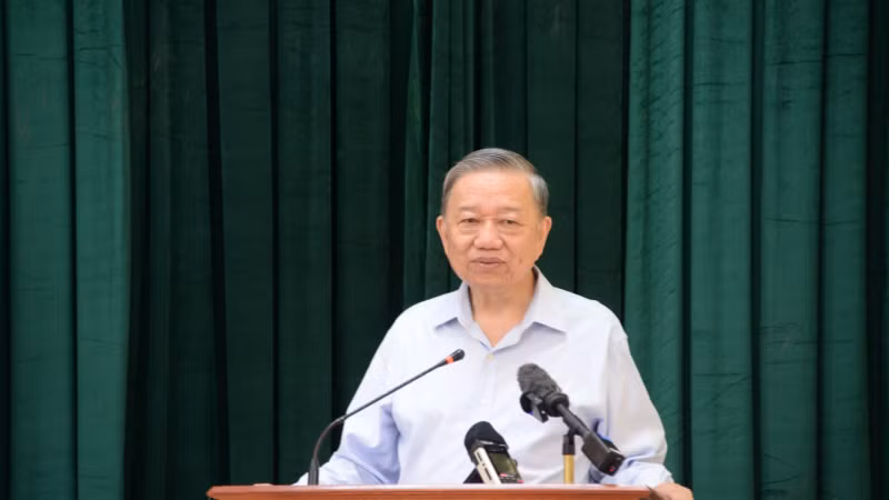 General Secretary and President To Lam talks with Con Co Island people.