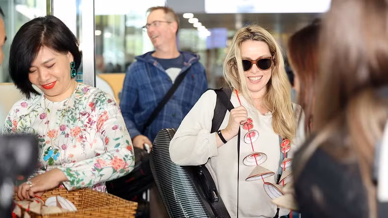As soon as they arrived at the airport, the foursome felt excited and delighted when they were presented with a conical hat chain - a symbol of Vietnam, by the Organising Committee.