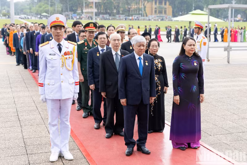 President of the Vietnam Fatherland Front Central Committee Do Van Chien and delegates pay tribute to President Ho Chi Minh. President of the Vietnam Fatherland Front Central Committee Do Van Chien and delegates pay tribute to President Ho Chi Minh.