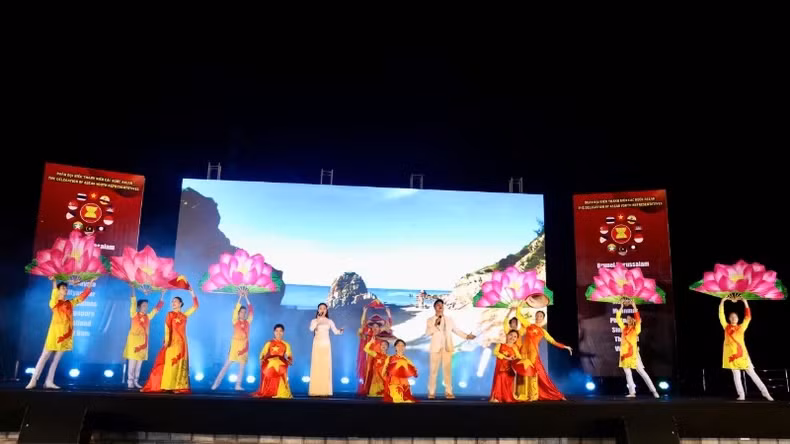 The performance "Mot Vong Viet Nam" (Around Vietnam) takes the audience to explore an emotional journey through the countryside, cultural beauty, and people of Vietnam.