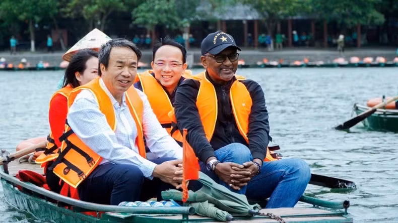 Delighted that the local community always has the awareness and responsibility to join hands with local authorities and businesses to protect the heritage, the delegation expressed the hope that based on sustainable development orientations and jointly implemented scientific projects, Ninh Binh will continue to preserve and promote heritage values associated with protecting the ecological environment and developing sustainable tourism. This contributes to the successful implementation of UNESCO's requirements and recommendations to preserve, promote and transfer intact the value of this world heritage to future generations. Delighted that the local community always has the awareness and responsibility to join hands with local authorities and businesses to protect the heritage, the delegation expressed the hope that based on sustainable development orientations and jointly implemented scientific projects, Ninh Binh will continue to preserve and promote heritage values associated with protecting the ecological environment and developing sustainable tourism. This contributes to the successful implementation of UNESCO's requirements and recommendations to preserve, promote and transfer intact the value of this world heritage to future generations.