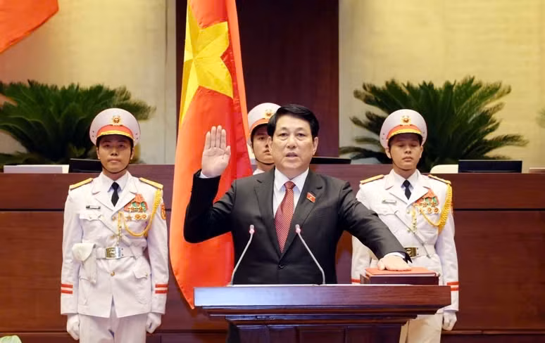 State President Luong Cuong takes the oath in front of the National Assembly and people nationwide on October 21. (Photo: VNA)