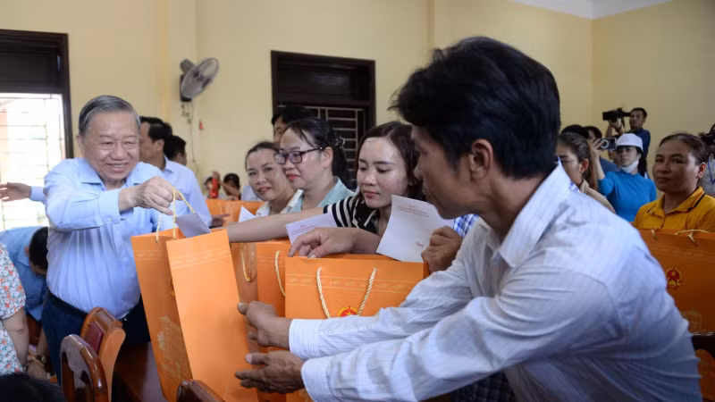 General Secretary and President To Lam presents gifts to Con Co Island people.