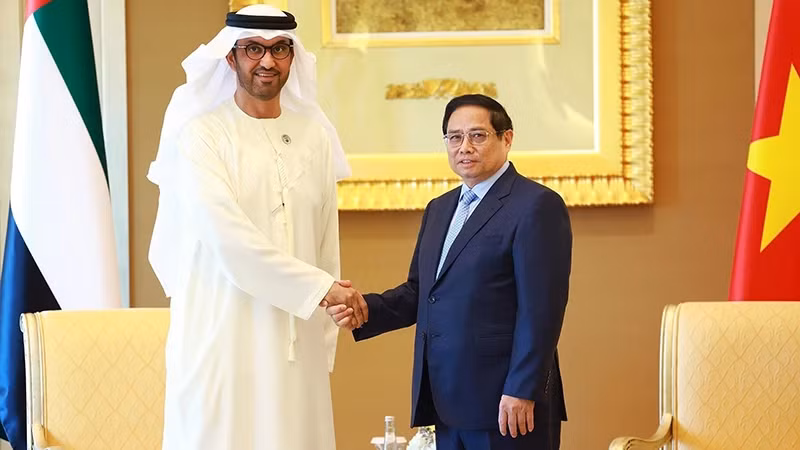 Prime Minister Pham Minh Chinh (right) the UAE Minister of Industry and Advanced Technology — Sultan bin Ahmed Al Jaber — who is also Group CEO of the Abu Dhabi National Oil Company. (Photo: VNA)
