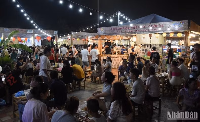 Food stalls are full of people and tourists visiting the experience. (Photo: ANH DAO)