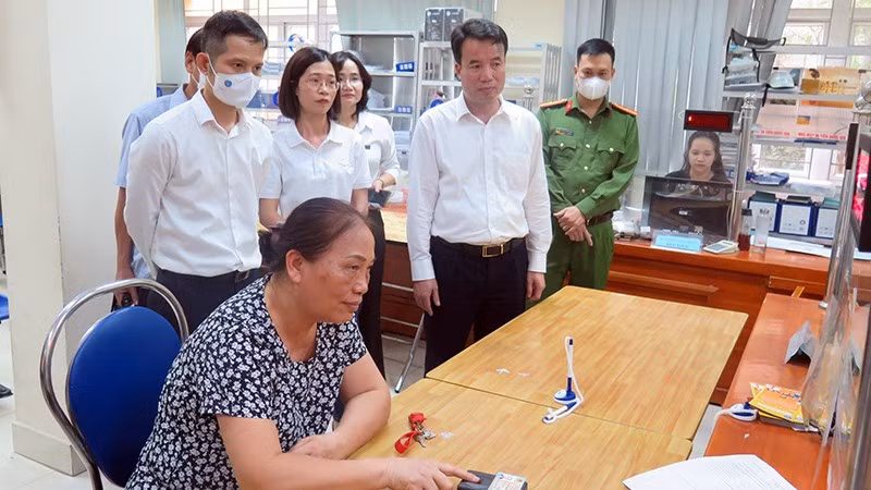 General Director of Vietnam Social Security Nguyen The Manh inspects medical examination and treatment establishments applying identification cards and fingerprint biometrics.