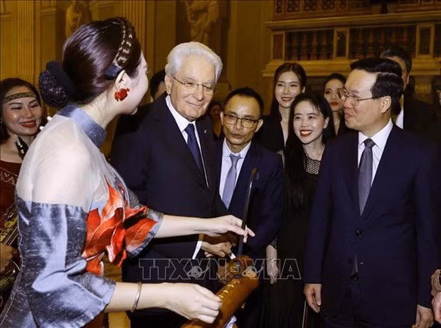 Vietnamese musical instrument is introduced to Italian President. (Photo: VNA)