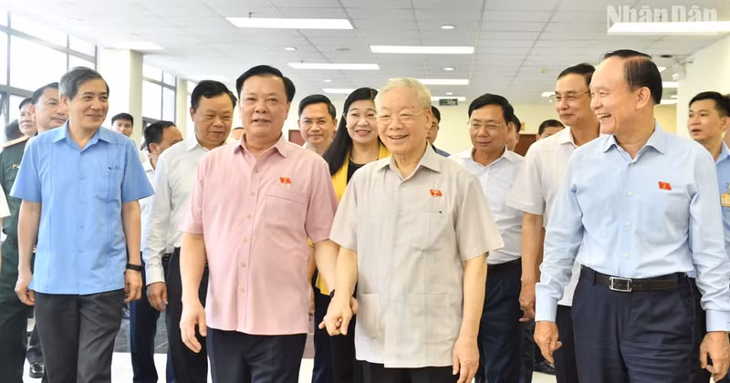 [In Pictures] Party General Secretary Nguyen Phu Trong meets voters in Hanoi