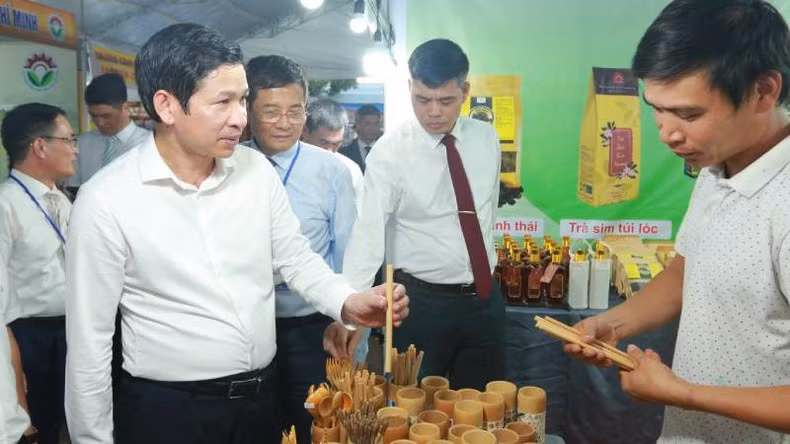 Delegates visit a handicraft booth at the fair.