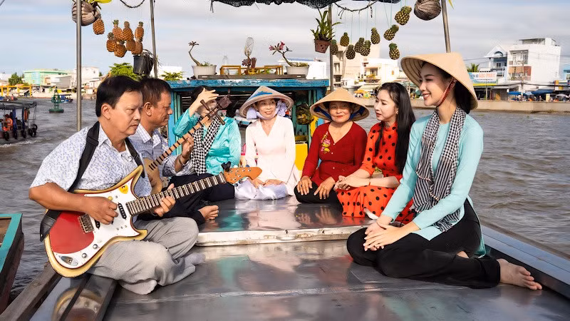 Performing southern folk music on a boat at Cai Rang floating market.