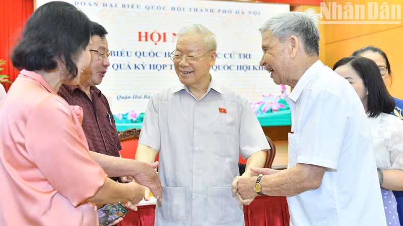 Party General Secretary Nguyen Phu Trong meets voters in Hai Ba Trung, Ba Dinh and Dong Da districts, Hanoi.