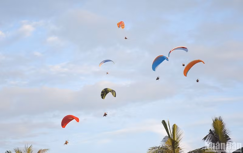 Da Nang Paragliding Tournament kicks off. (Photo: ANH DAO)