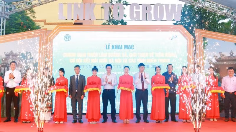 Delegates cutting the ribbon to open the fair.