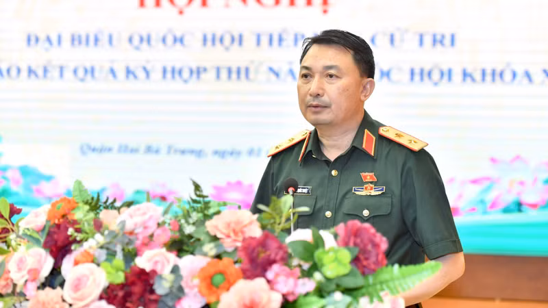 At the meeting, voters listen to National Assembly deputy Nguyen Quoc Duyet’s report on the results of the fourth session of the 15th National Assembly.