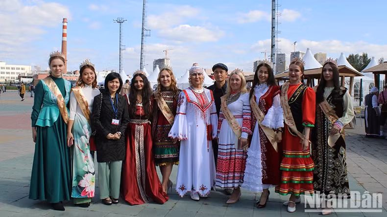 Consul General of Vietnam in Ekaterinburg Nguyen Mai Huong (3rd from left) and representatives of the Vietnamese Association in Sverdlovsk region attended the event.