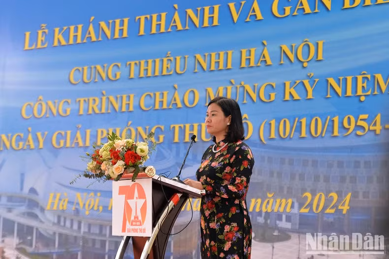 Nguyen Thi Tuyen speaks at the ceremony.