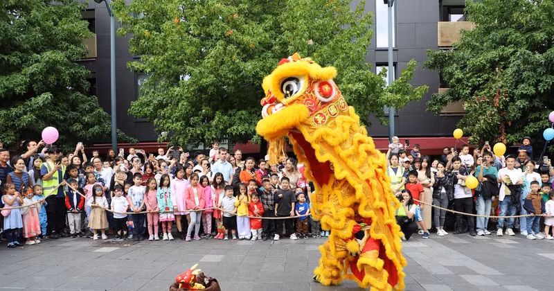 Lion dance is the most awaited part of the Mid-Autumn Festival (Photo: VNA)