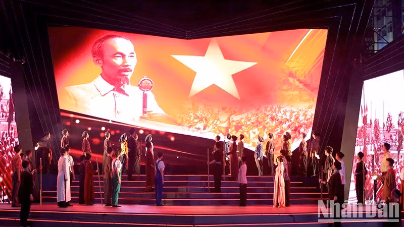 Many people went to the city centre to enjoy the art programme "Thieng Lieng To Quoc" (Sacred Fatherland), and found a convenient location to admire the fireworks performance at the beginning of the Saigon River Tunnel, in Thu Duc City. Many people went to the city centre to enjoy the art programme "Thieng Lieng To Quoc" (Sacred Fatherland), and found a convenient location to admire the fireworks performance at the beginning of the Saigon River Tunnel, in Thu Duc City.