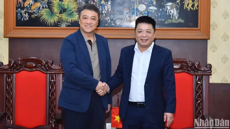 Que Dinh Nguyen, Deputy Editor-in-Chief of Nhan Dan (People) Newspaper, and Zhao Yue, Marketing General Manager of the Asia-Pacific Branch of Xinhua News Agency. (Photo: THUY NGUYEN) 