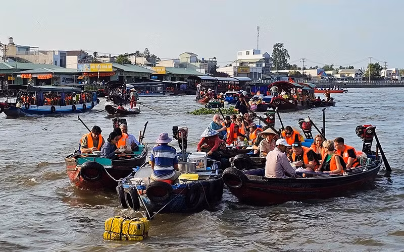 Tourists visit Cai Rang Floating Market, Can Tho. (Photo: DUC HOANG)