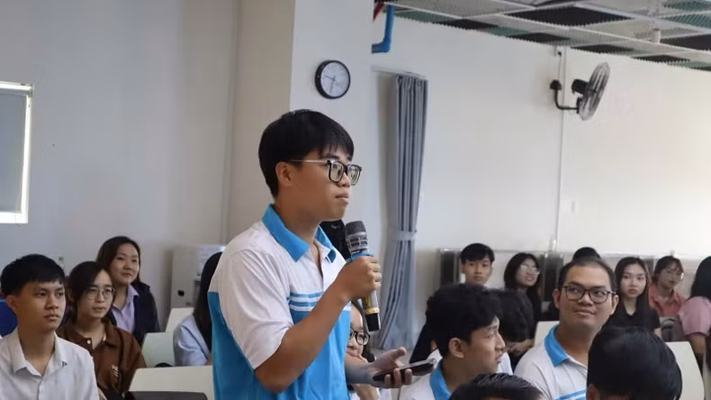 A student ask questions about the competition at the launch ceremony.