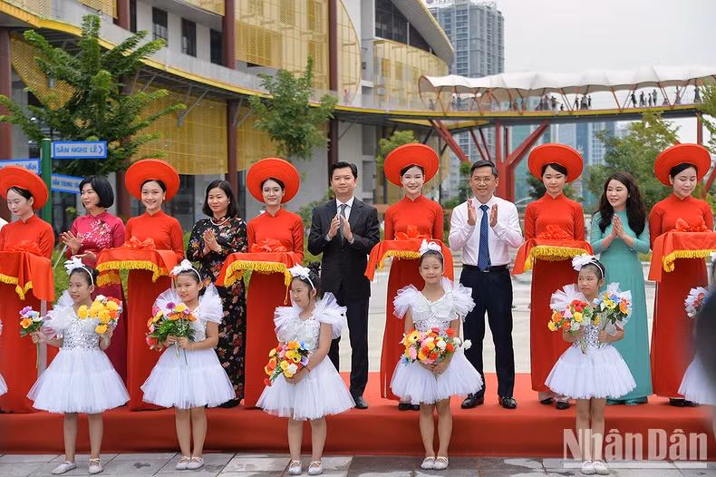 Delegates cut the ribbon to inaugurate Hanoi Children's Palace.