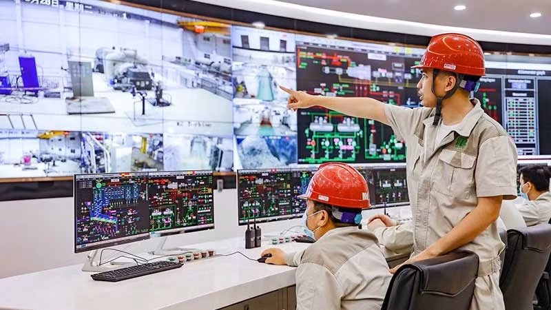 Workers at the Soc Son Waste-to-Energy Plant, in the Nam Son Waste Treatment Complex, Soc Son District, Hanoi, operate the waste treatment process to generate electricity. (Photo: TRUNG NGUYEN)