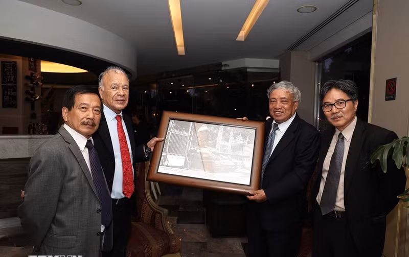 Former General Director of VNA Tran Mai Huong ((second, right) presents a souvenir to General Secretary of the PT Alberto Anaya Gutiérrez. (Photo: VNA)