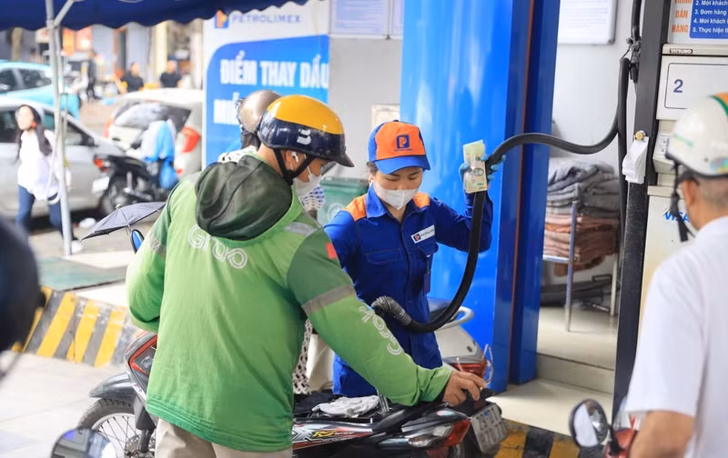 The price of E5RON92 bio-fuel rises by 679 VND to 19,620 VND (0.8 USD) per litre, while that of RON95-III increases by 756 VND to 20,518 VND per litre (Photo: VNA)