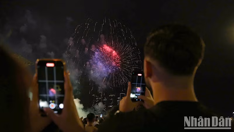 Sparkling fireworks displays delight audiences in Ho Chi Minh City. Sparkling fireworks displays delight audiences in Ho Chi Minh City.