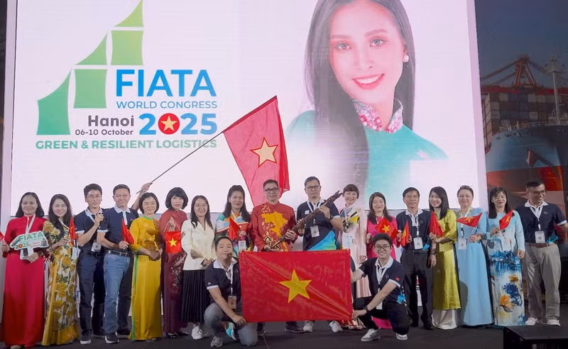 The Vietnamese delegation at the World Congress 2024 of the International Federation of Freight Forwarders Associations (FIATA) in Panama. (Photo: Courtesy of VLA)